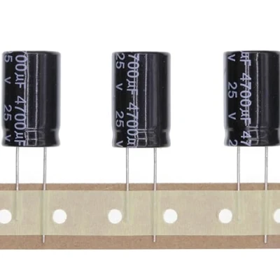 Bild av 10 stycken 25 V 4700UF Anslutbar aluminium elektrolytisk kondensator 16 x mm
