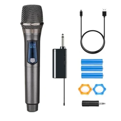 Bild av en enda handhållen trådlös mikrofon. Utrustad med laddningsbar mottagare och 3,5 mm adapter, mikrofon lämplig för karaoke sång, grå
