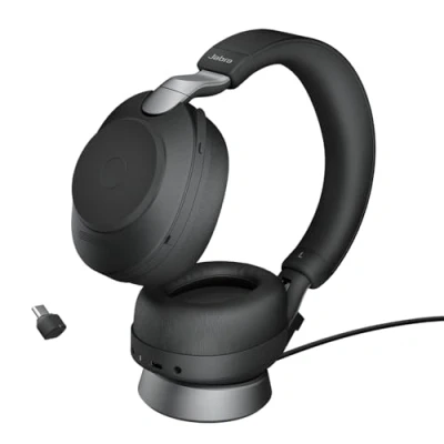 Bild av Jabra Evolve2 85 trådlöst headset med laddningsstation Bullerdämpande UC certifierade stereohörlurar lång batteritid USB C Bluetooth adapter svart