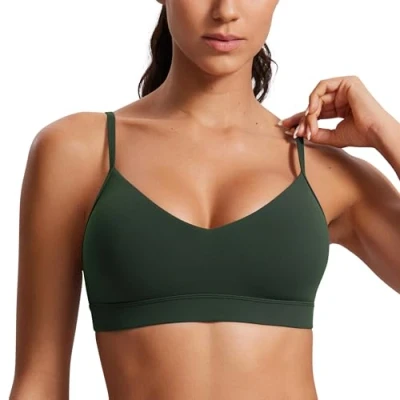 Bild av CRZ YOGA Butterluxe V ringad sport BH för kvinnor Justerbara tunna axelband Vadderad yogatopp Basic Bygellös linne Legend Green M
