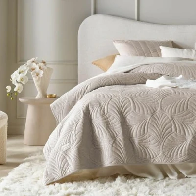 Bild av ROOM99 Feel elegant överkast i beige, 170 x 210 cm, mångsidig filt som sängöverkast eller sofföverkast, för säng och soffa, täcke, stil, perfekt bedspread sammet