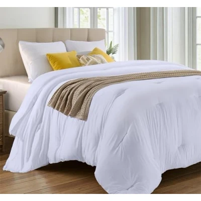 Bild av Utopia Bedding All Season Down Alternativt quiltat täcke i full storlek med hörnflikar maskintvättbar sängtäcke vit