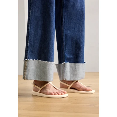 Bild av Crocs Miami stringsandaler för kvinnor, Dagg, 34/35 EU
