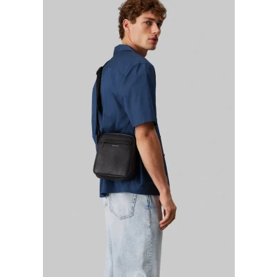 Bild av Calvin Klein MUST Reporter Axelremsväska, Storlek: One Size, Black