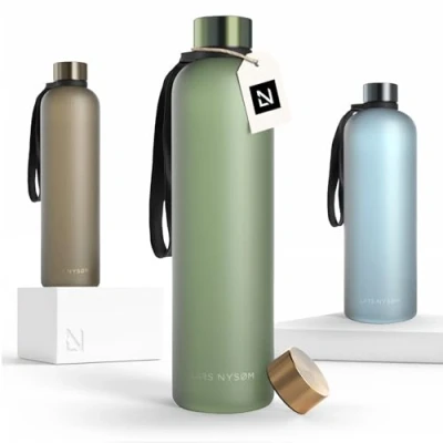 Bild av LARS NYSØM Vattenflaska 1l Ultralätt Tritan Sportflaska läckagesäker, kolsyrad lämplig för sport, kontor, yoga 2 lock ingår (Sage Green, 1000ml)