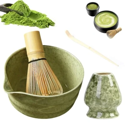 Bild av matcha set, kvast set i 4 delar, bambu tevisp, delat teset visp teceremoni med och kvast, för matchapulver