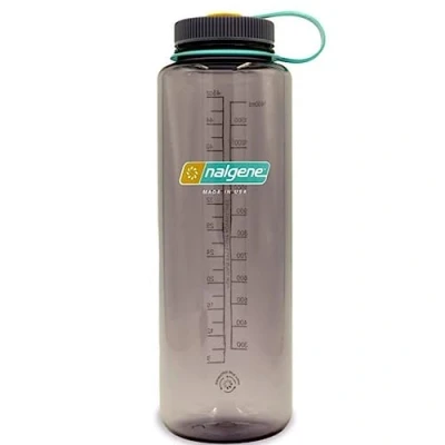 Bild av Nalgene Sustain Tritan BPA fri vattenflaska tillverkad med material som härrör från 50% plastavfall, 1 360 ml, bred öppning, aubergine