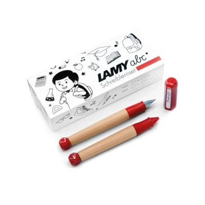 Bild av Lamy abc skrivmaterialset röd inklusive presentförpackning i 1 x barnvänlig skrivpenna med fjäder fin och penna, halkfritt handtag, plastlock kub