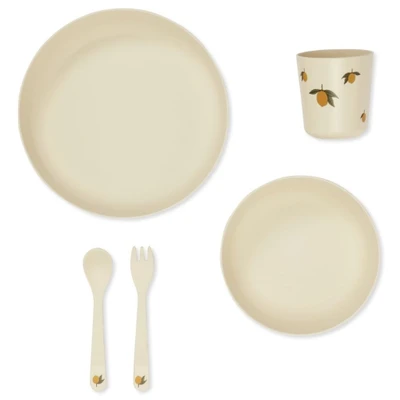 Bild av Konges Sløjd PLA DINNER SETS Serviser för barn Lemon Plate: H3,55 x D19 cm, Bowl: H4,35 D14,5 Cup: H7,5 D7 Cutlery: W2,5 L13,5 D0,5 cm