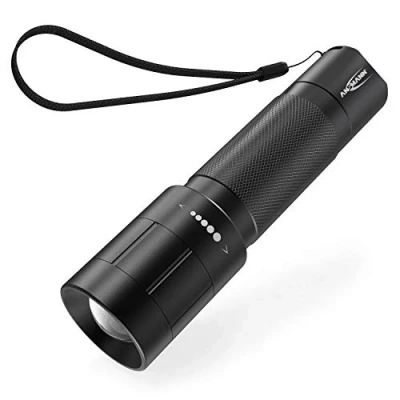 Bild av ANSMANN ficklampa extremt ljus med 1 500 lumen CREE LED, 240 m räckvidd, optisk zoom, IP54 damm och stänkskydd, 3 funktioner handlampa inklusive 6 x AA batterier handledsrem
