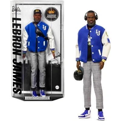 Bild av Barbie Signature LeBron James Kenbassadors docka, samlarobjekt med collegejacka och accessoarer som hörlurar, solglasögon mera, HRM33