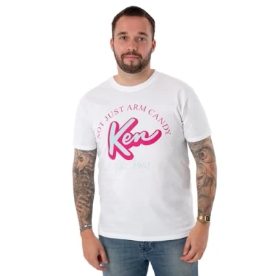 Bild av Barbie Vit Kortärmad T Shirt för män Ken Inte bara Arm Candy Classic färgdesign Autentiska Movie Merchandise Bekväm och snygg present till honom