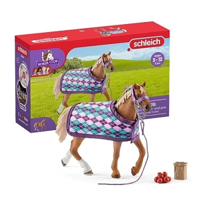Bild av Schleich 42360 Engelsk fullblod med filt, från 5 år, Horse Club box, 19 x 5,3 11,5 cm