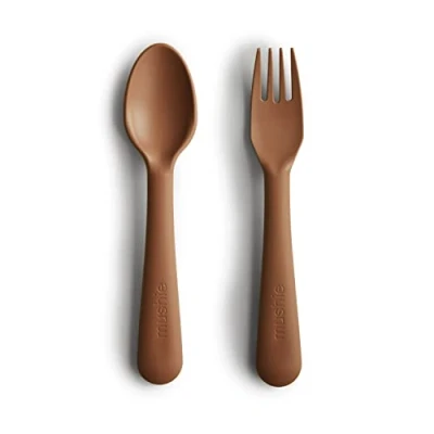 Bild av Mushie Gaffel och Sked för Barn Bestick 1x Set med Matservis Återanvändbar Diskmaskin Mikrovågssäker Lätt Bebis eller att hålla Tillverkad i Danmark (Caramel)
