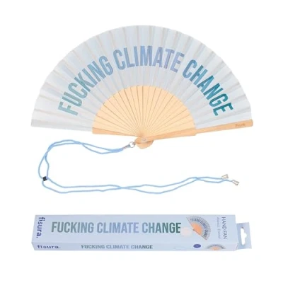 Bild av Fisura Statement solfjäder med texten “f*cking climate change, för den som vill svalka sig en tydlig åsikt. Träfläkt i blå nyans. Snöre ingår. Mått: 42,5 x 23 cm