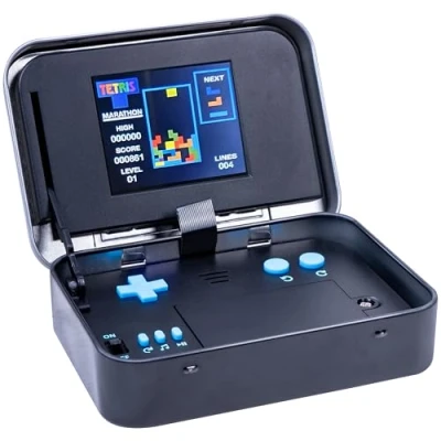 Bild av Tetris Arcade in a Tin. Klassiskt handhållet 8 bitars spel i full färg. Innehåller 2 spellägen, sprint och maraton, originalljud spelande. Officiellt licensierad Merchandise.