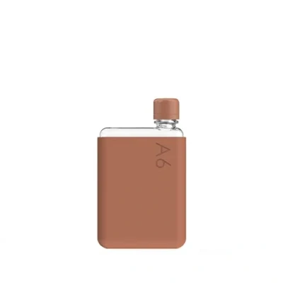 Bild av memobottle A6 (Terracotta) paket 375 ml (12 oz) flaska, silikonhylsa och lock Kompakt vattenflaska För väskor små fickor BPA fri tritan Modern, minimalistisk gym arbete