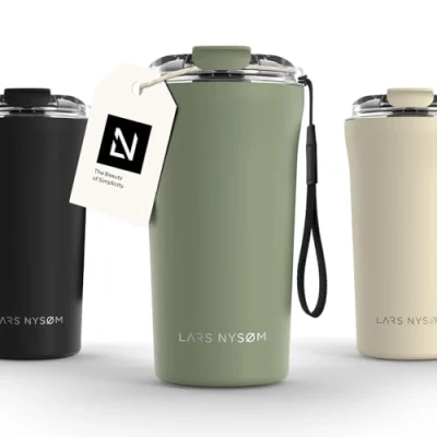 Bild av LARS NYSØM Thermo Kaffeebecher to go med bärrem &amp; Tritan lock er Travel Mug 0,5 liter isolering Läcksäker rostfri termosmugg för kaffe te (Sage Green, 500ml)