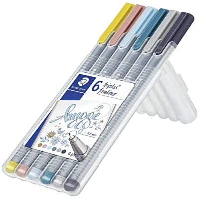 Bild av STAEDTLER Fineliner triplus, hygge Set, superfeine, metallgefasste Spitze, Linienbreite 0,3 mm, ergonomischer Dreikantschaft, 6 in aufstellbarer Box, 334SB6CS12