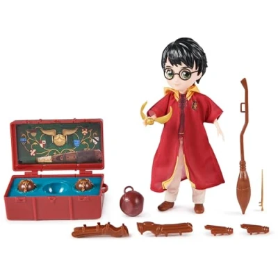 Bild av Wizarding World Harry Potter, 20 cm Potter Quidditch docka presentset med rock och 9 docktillbehör, 11 stycken, barnleksaker för åldrarna 6 uppåt