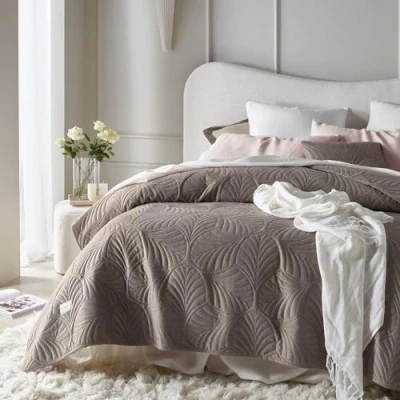 Bild av ROOM99 Feel elegant överkast i brunt 170 x 210 cm, mångsidig filt som sängöverkast eller sofföverkast, för säng och soffa, täcke, stil, perfekt bedspread sammet