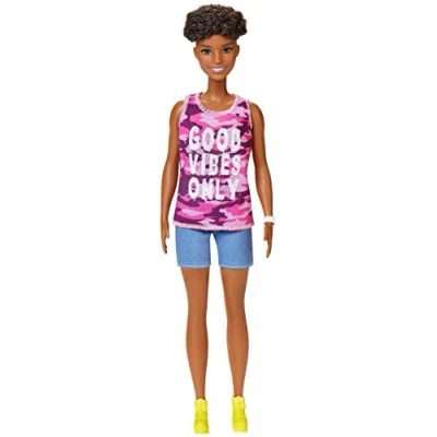 Bild av Barbie GHP98 Fashionistas docka i rosa kamouflage bordsskiva, dockleksak från 3 år