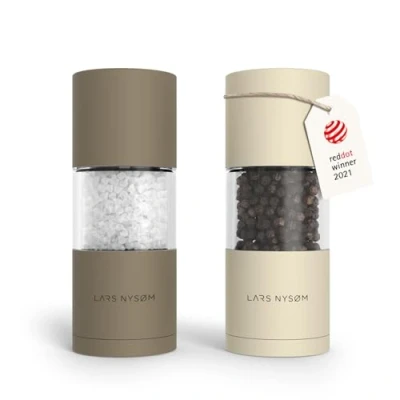 Bild av LARS NYSØM Salt och pepparkvarnset I rostfritt stål med justerbar keramisk malverk 2 stycken Design kryddkvarnset manuellt (2 pack) (Brown/Beige)