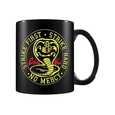 Bild av Pyramid internationell Cobra Kai mugg i presentförpackning (emblemdesign) svart 325 ml keramisk officiella varor