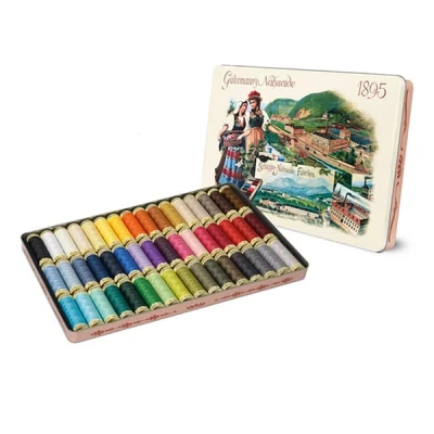 Bild av Nostalgilåda 1895 Sytrådsset Universaltrådar [ 100m 48 styck 22 x 19 2 cm ] Gütermann