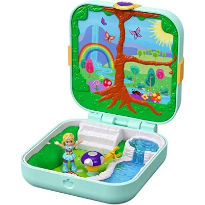 Bild av Polly Pocket GDK79 Hidden Hideouts Flutterrific Forest lekväska med docka i mikroformat samt klistermärken, för 4 år och uppåt