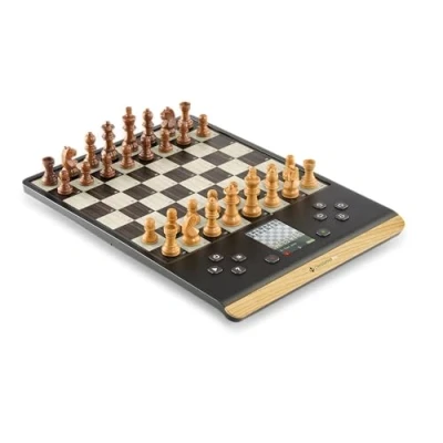 Bild av MILLENNIUM ChessGenius Pro Wood Edition schackdator elegant träutseende med äkta träfigurer, användarvänlig användning, mobil och mångsidig, perfekt för hobbyspelare AI inlärningsfunktioner
