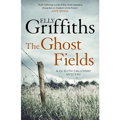 Bild av The Ghost Fields: Dr Ruth Galloway Mysteries 7