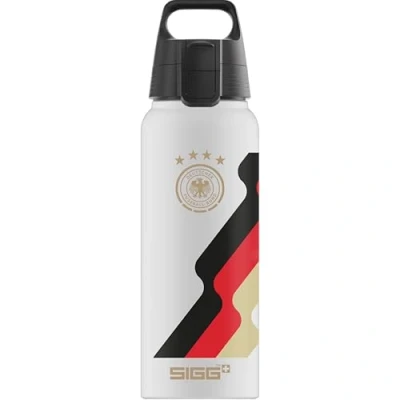 Bild av SIGG drickflaska i aluminium WMB Pathfinder DFB Team klimatneutralt certifierat lämplig för kolsyrade drycker läckagesäker fjäderlätt BPA fri vit med tryck 1 l