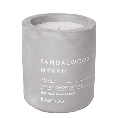 Bild av Blomus FRAGA Doftljus S tillverkat av sojavax, mikrochip, högkvalitativ rumsdoft, karakteristisk betonggook, doft sandalwood myrrh, 24 h brinntid (H/B/D: 8 x 6,5 cm, 65652)