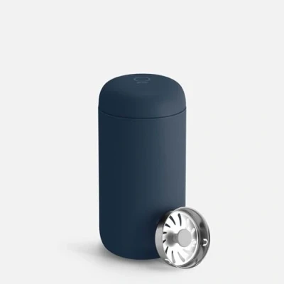Bild av Fellow Carter Move resemugg vakuumisolerad kaffe och temugg i rostfritt stål med keramisk insida stänkskydd, stenblå, 340 ml kopp