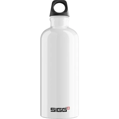 Bild av SIGG Aluminiumvattenflaska Vit resenär Klimatneutral Certifierad Lämplig för kolsyrade drycker Läckagesäker Lätt BPA fri 0,6 L
