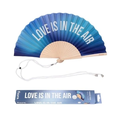 Bild av Fisura Bröllopsinspirerad solfjäder med texten “love is in the air, en romantisk detalj för speciella tillfällen. Träfläkt i blå övergång. Snöre ingår. Storlek: 42,5 x 23 cm
