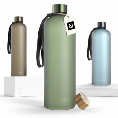 Bild av LARS NYSØM Vattenflaska 1l Ultralätt Tritan Sportflaska läckagesäker, kolsyrad lämplig för sport, kontor, yoga 2 lock ingår (Green Gold, XL 1500ml)