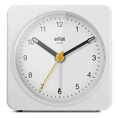 Bild av Braun Classic Analogue Alarm Clock with Snooze and Light, Quiet Quartz Sweeping Movement, Crescendo Beep in White, model BC03W.