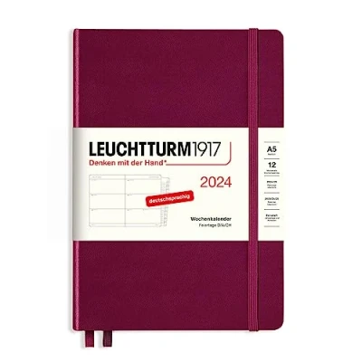Bild av LEUCHTTURM1917 367613 Veckokalender medium (A5) 2024, med extra häfte för adresser och årsdagar, portröd, tyska, 12 månader