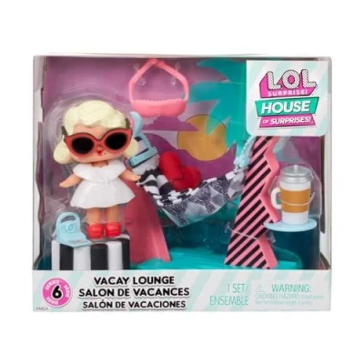 Bild av LOL Surprise OMG House of Surprises Semestersalong med 1 babydocka på 7,6 cm och 8 överraskningar för samlare barn från 4 år