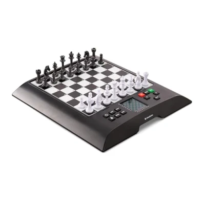 Bild av MILLENNIUM ChessGenius M810 Schackdator med den världsberömda programvaran från Richard Lang. Spelnivåer nybörjare till turneringsspelare. En av de kraftfullaste schackdatorerna &gt; 2 200 ELO