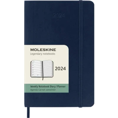 Bild av Moleskine Klassisk 12 månader 2024 veckoplanerare, mjukt fodral, ficka (8,9 cm x 14 cm), safirblå