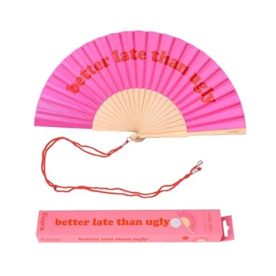 Bild av Fisura Trendig solfjäder med texten “better late than ugly, perfekt för varma dagar. Rosa och röd design i trä. Inkluderar praktisk rem. Mått: 42,5 x 23 cm