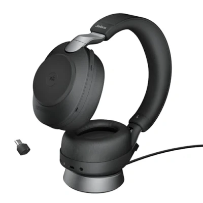 Bild av Jabra Evolve2 85 trådlöst headset med laddningsstation Bullerdämpande Microsoft Teams certifierade stereohörlurar lång batteritid USB A Bluetooth adapter svart