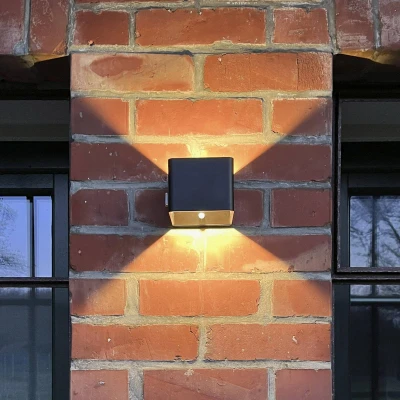 Bild av Brilliant Uppladdningsbar utomhusvägglampa Iseo, svart, bredd 10 cm, sensor